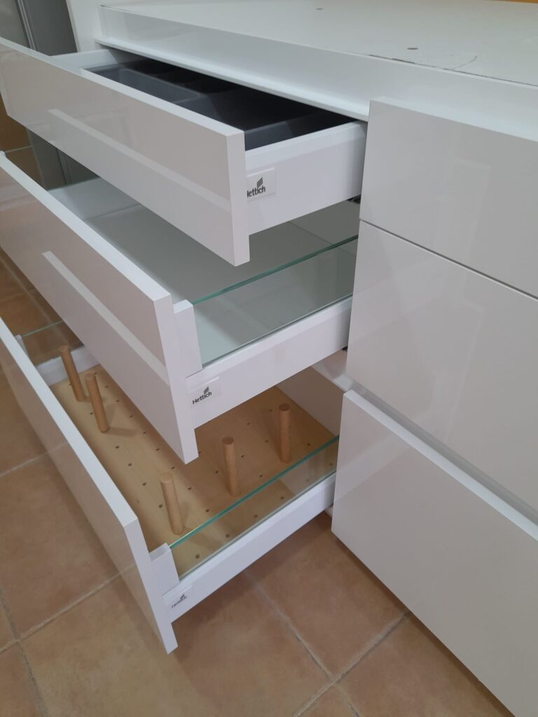 Cajones interiores de una cocina a medida – Carpintería Álvaro Maqueda