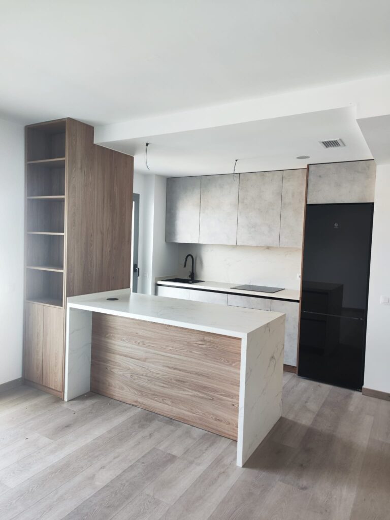 Cocina a medida con isla de madera y columnas fabricada en La Rinconada – Carpintería Álvaro Maqueda