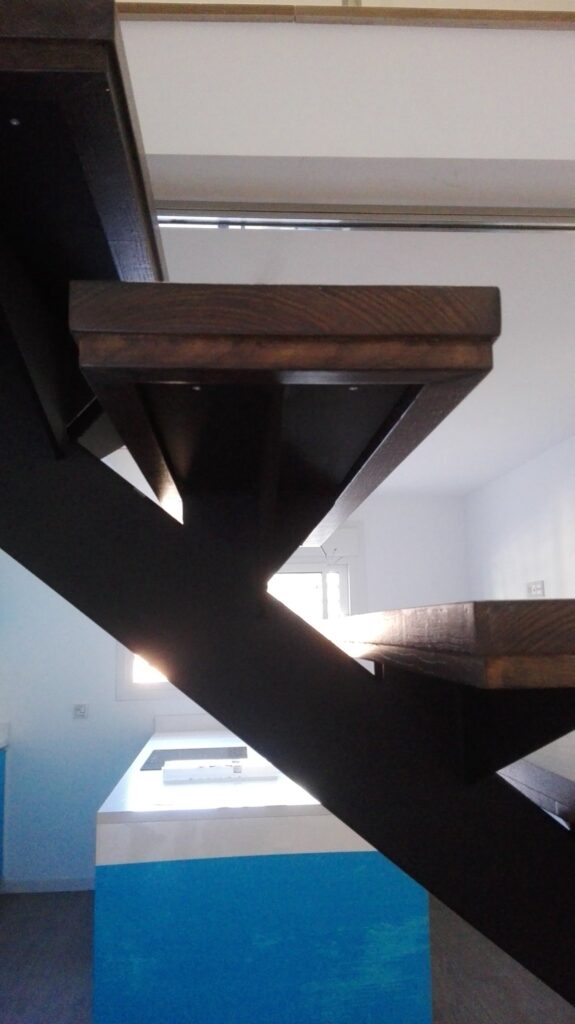 Escalera de zanca metálica con peldaños de madera maciza – Carpintería Álvaro Maqueda