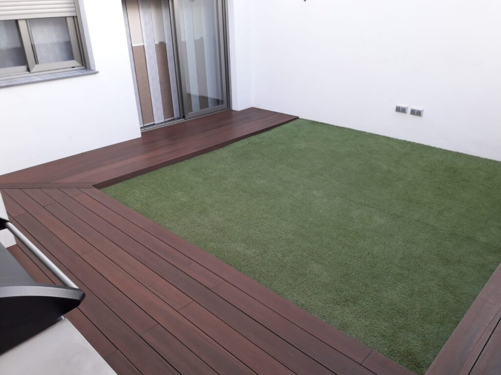 Tarima de madera combinada con césped artificial en un patio – Carpintería Álvaro Maqueda