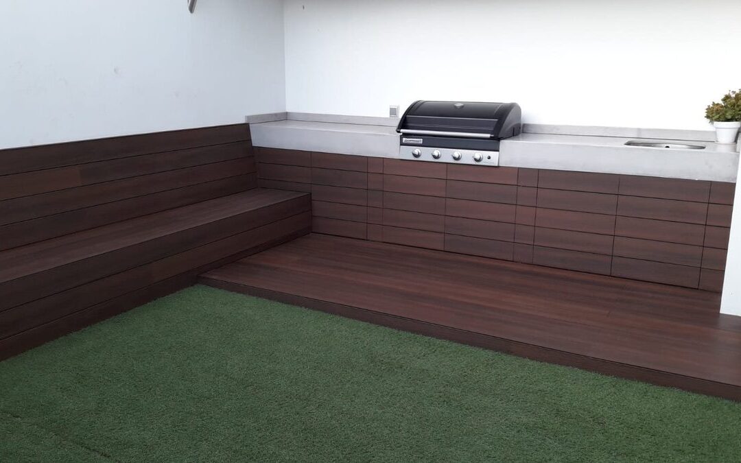 Tarima, bancos y armarios de madera para el patio hechos a medida